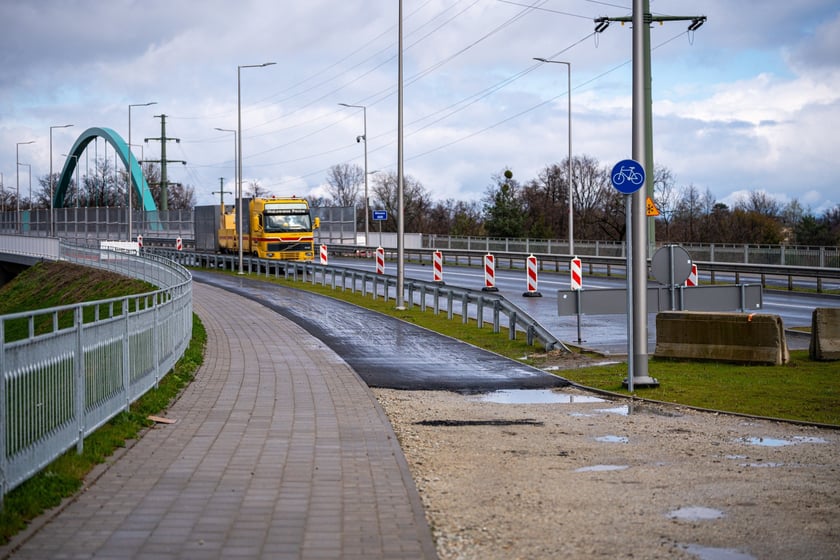 Przybywa asfaltu na kolejnych odcinkach drogi rowerowej na alei Wielkiej Wyspy.